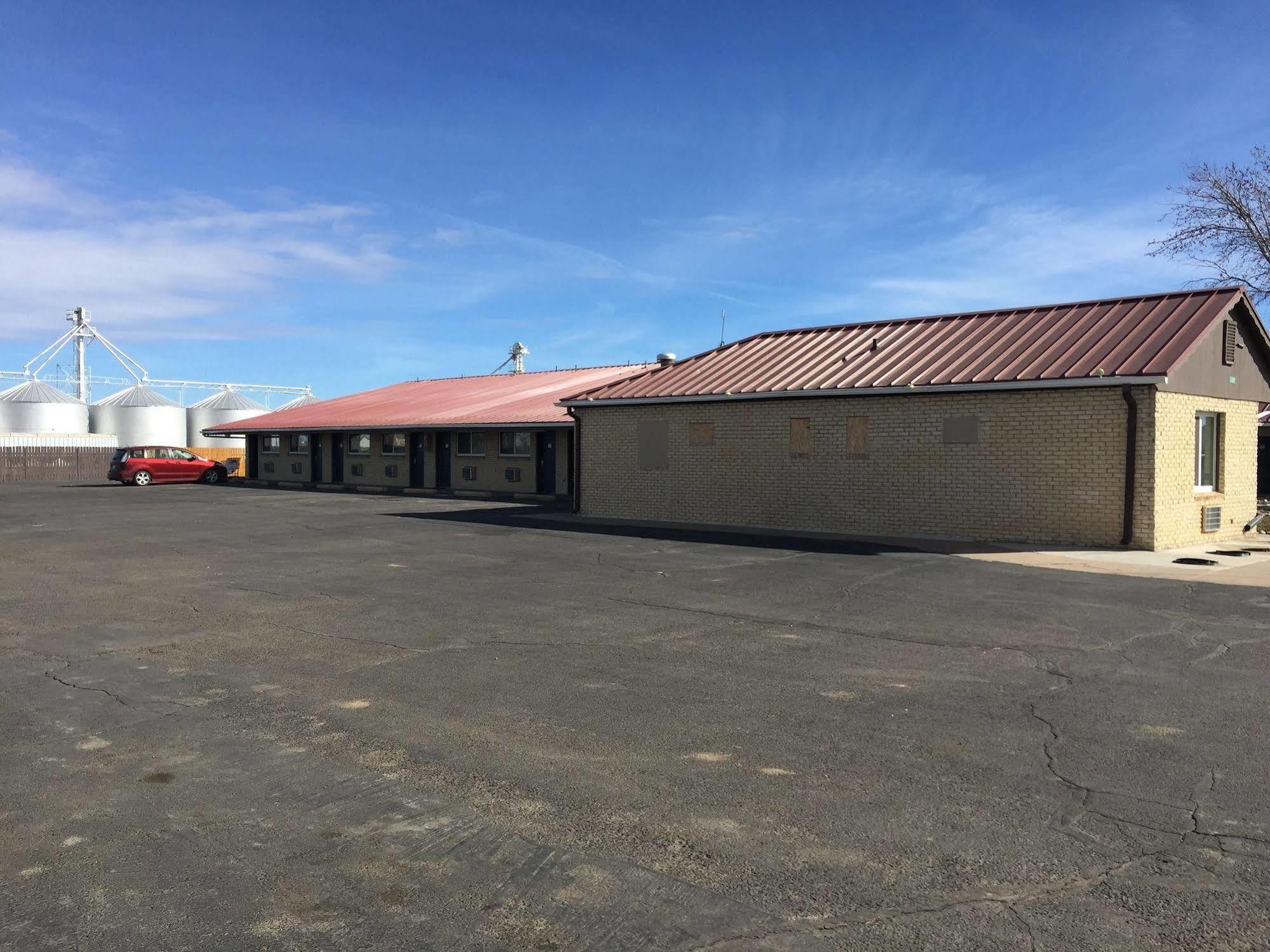 Country Manor Motel Watkins Exterior photo